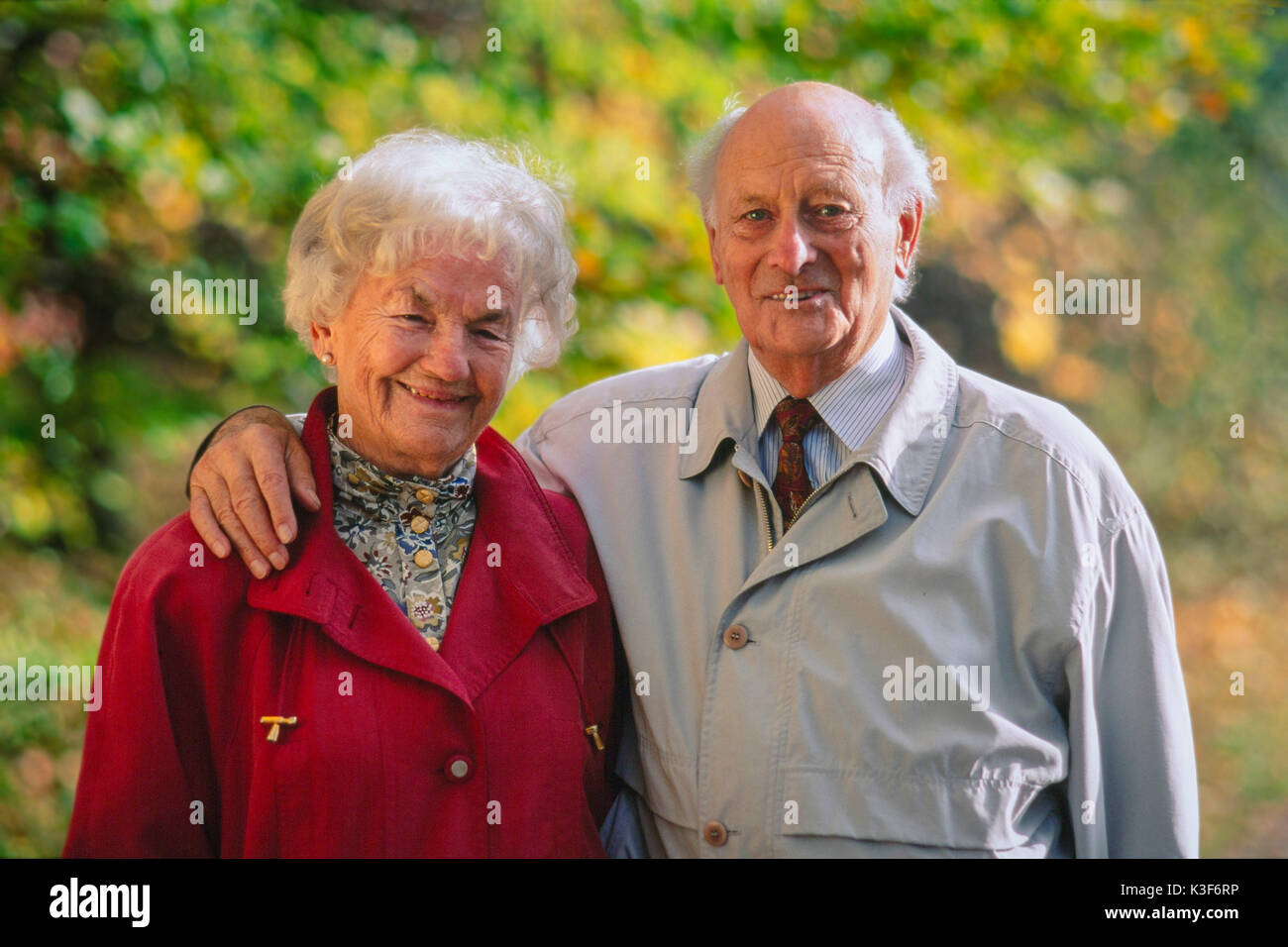 Ritratto della vecchia coppia sposata, l'uomo pone il suo braccio intorno alla donna Foto Stock