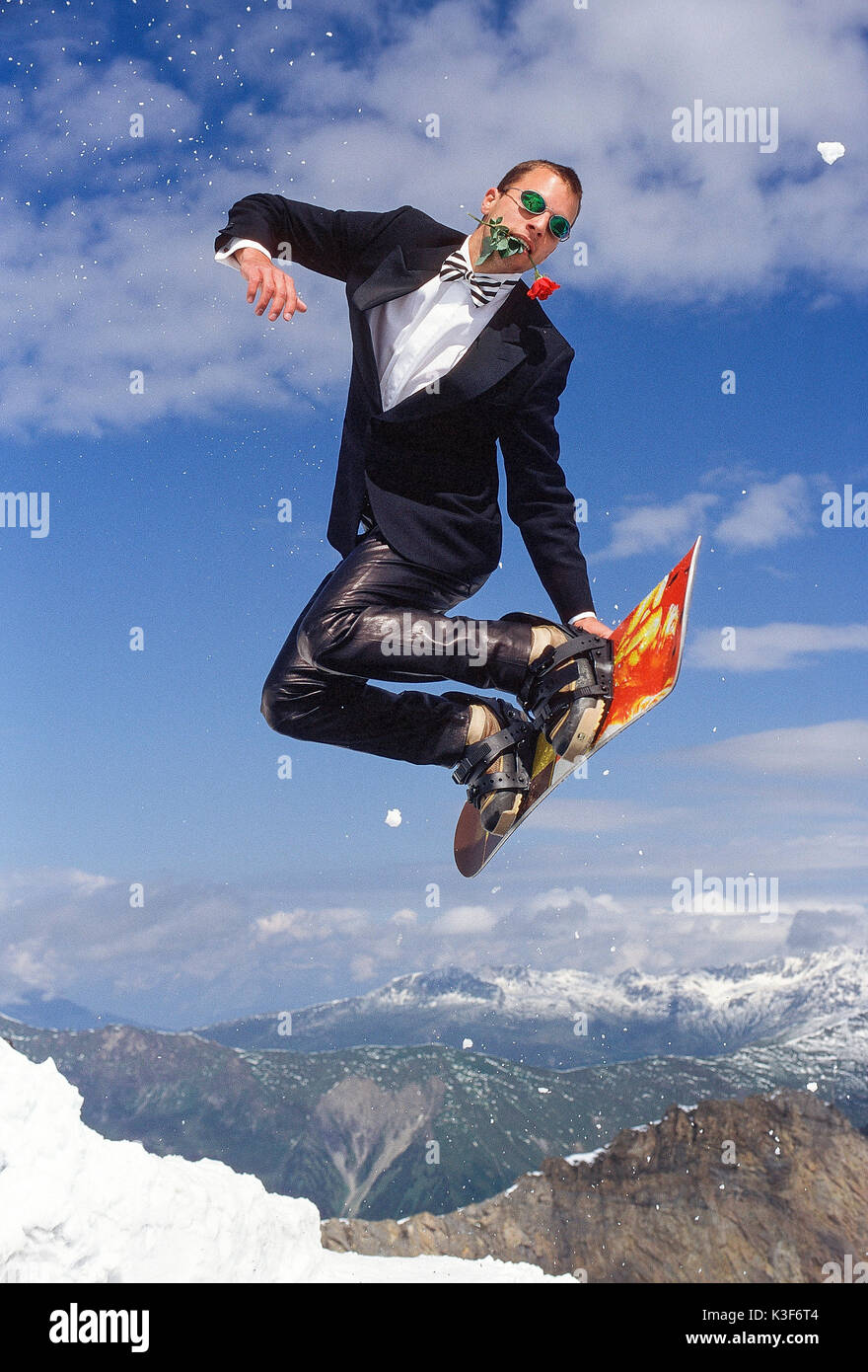 Snowboarder in un abito nero con rose Foto Stock