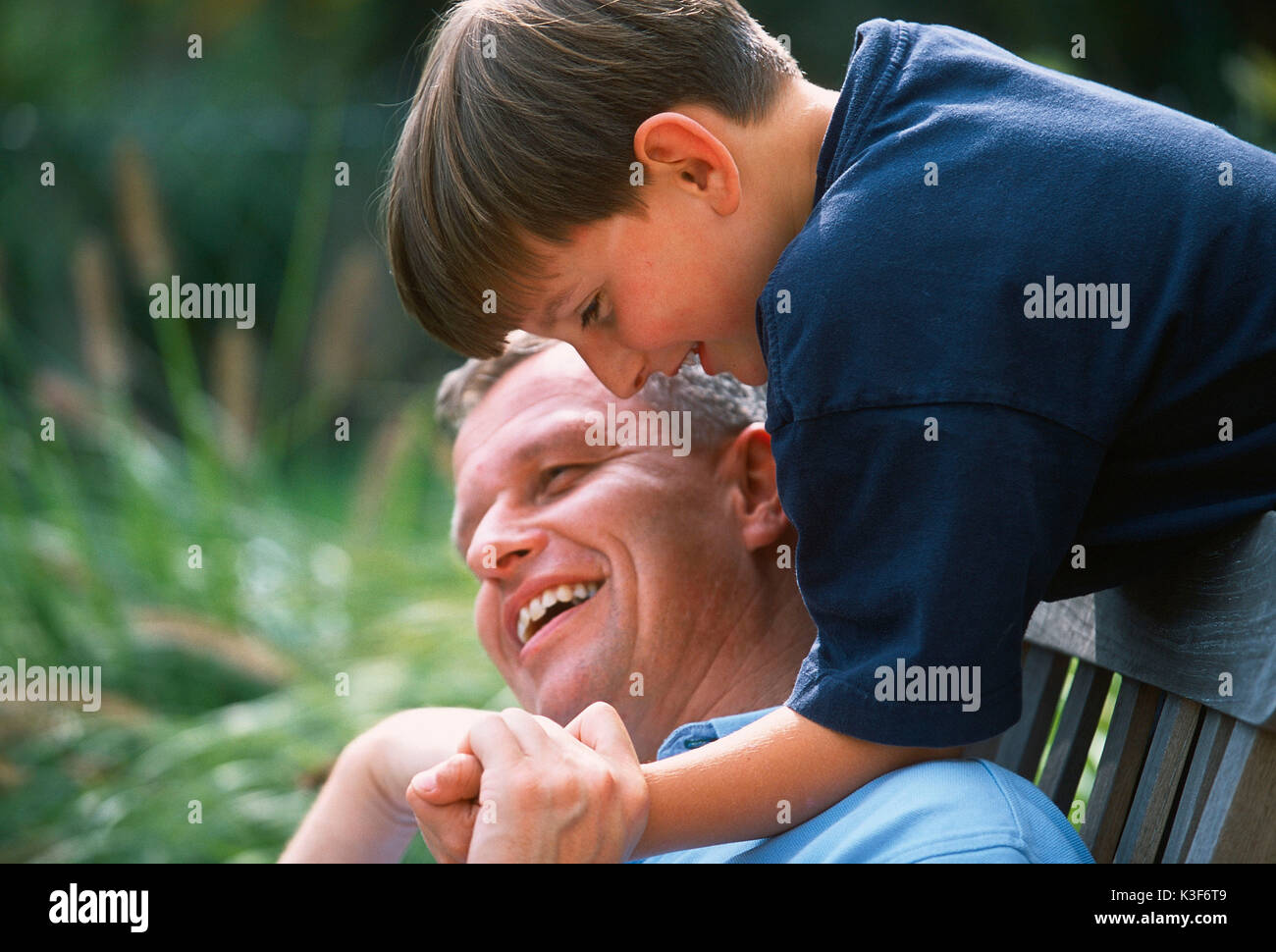 Il padre e il figlio nel giardino Foto Stock