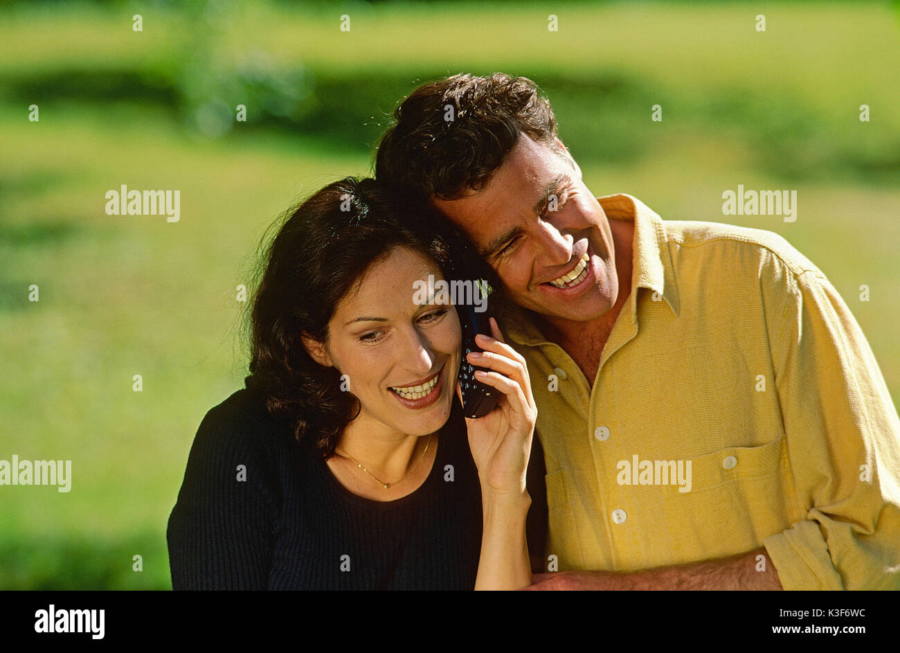 Ridendo giovane telefona con un cellulare Foto Stock