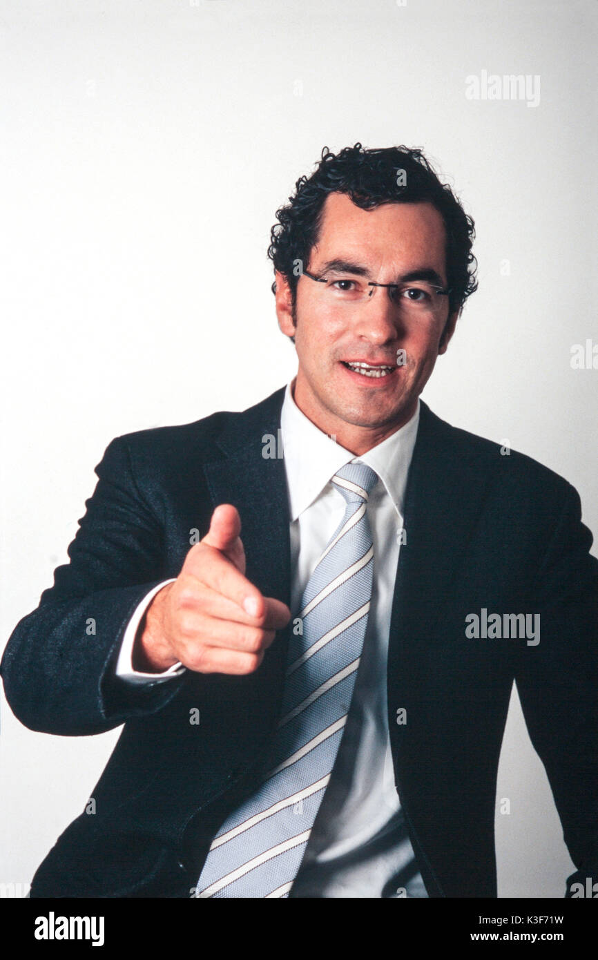 Giovane imprenditore si allunga una mano contro Foto Stock