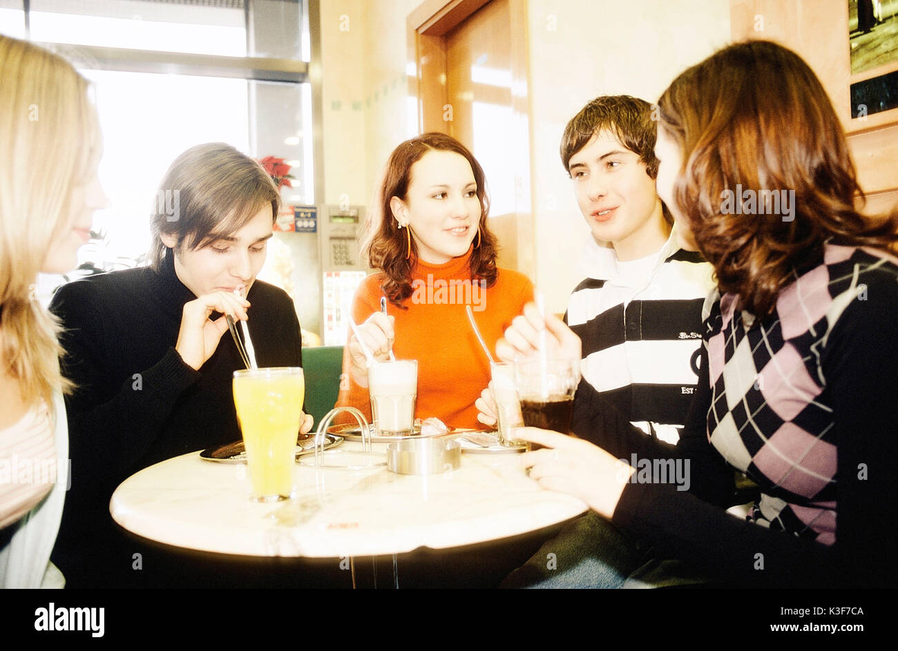 Un gruppo di giovani persone presso il cafe Foto Stock