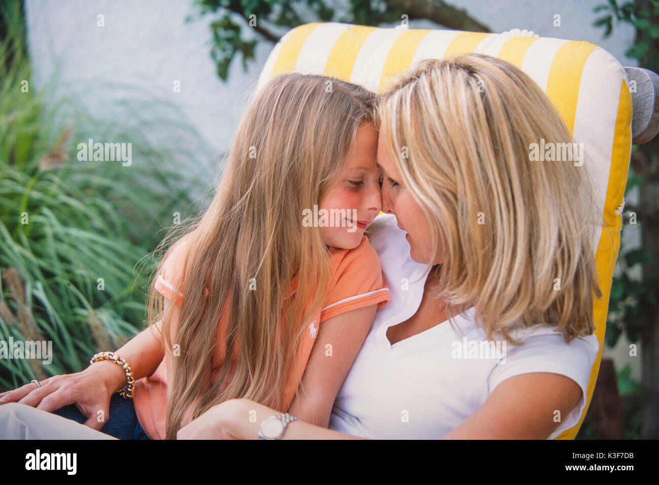 Giovane Madre con la bionda figlia piccola Foto Stock