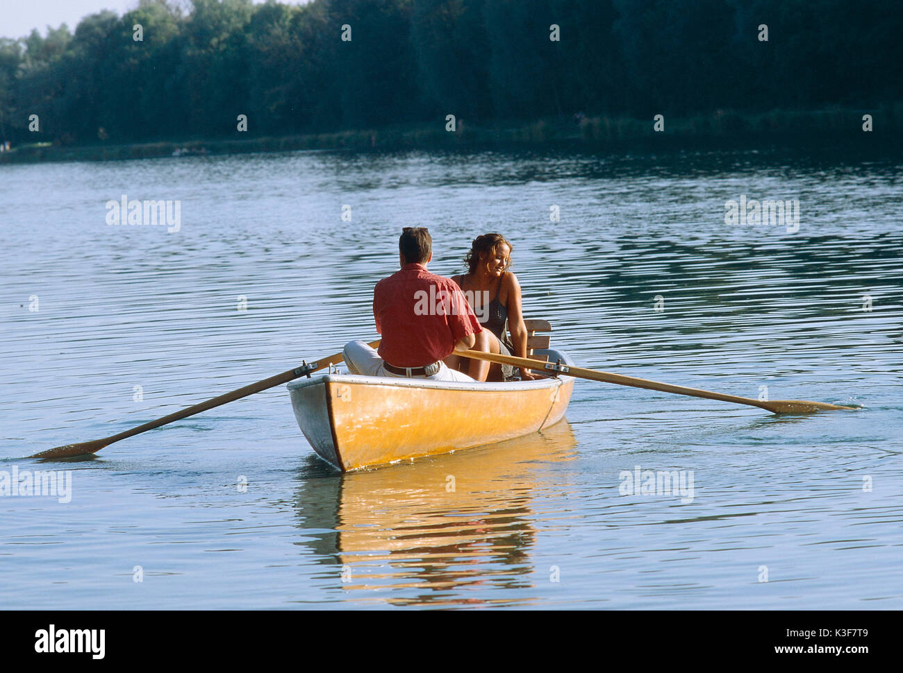 Matura in un romatic Boattrip con una barca a remi sul lago Foto Stock