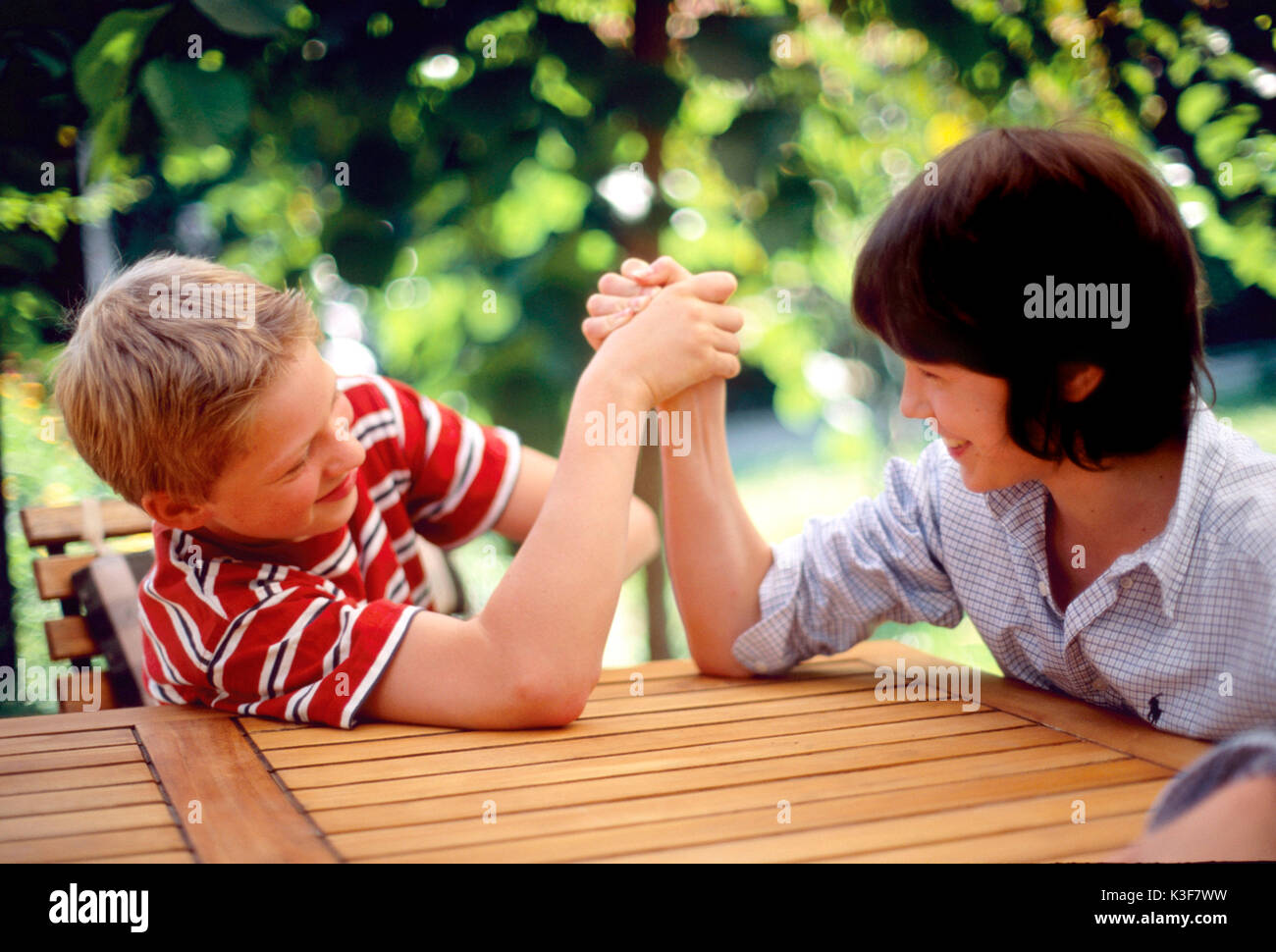 Due ragazzi al wrestling indiano Foto Stock