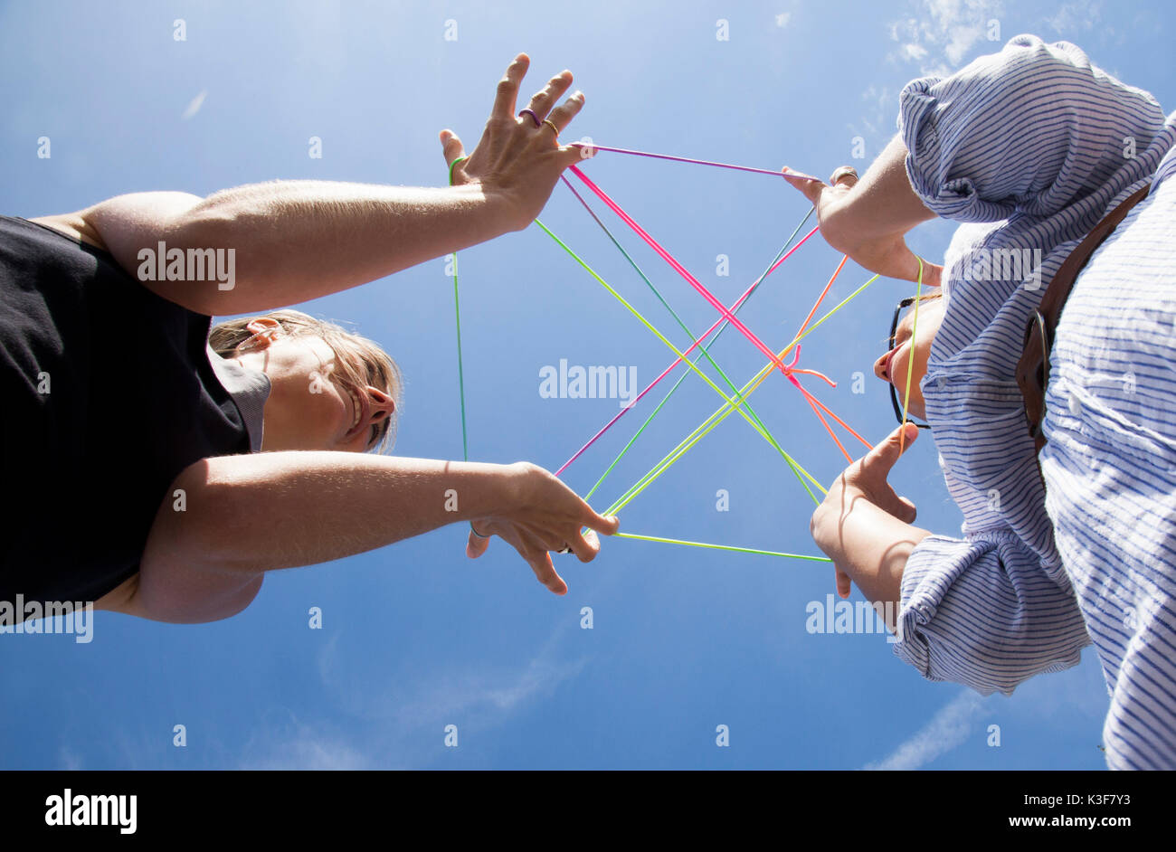 Basso angolo vista di due donne gioco colorato con fasce elastiche Foto  stock - Alamy
