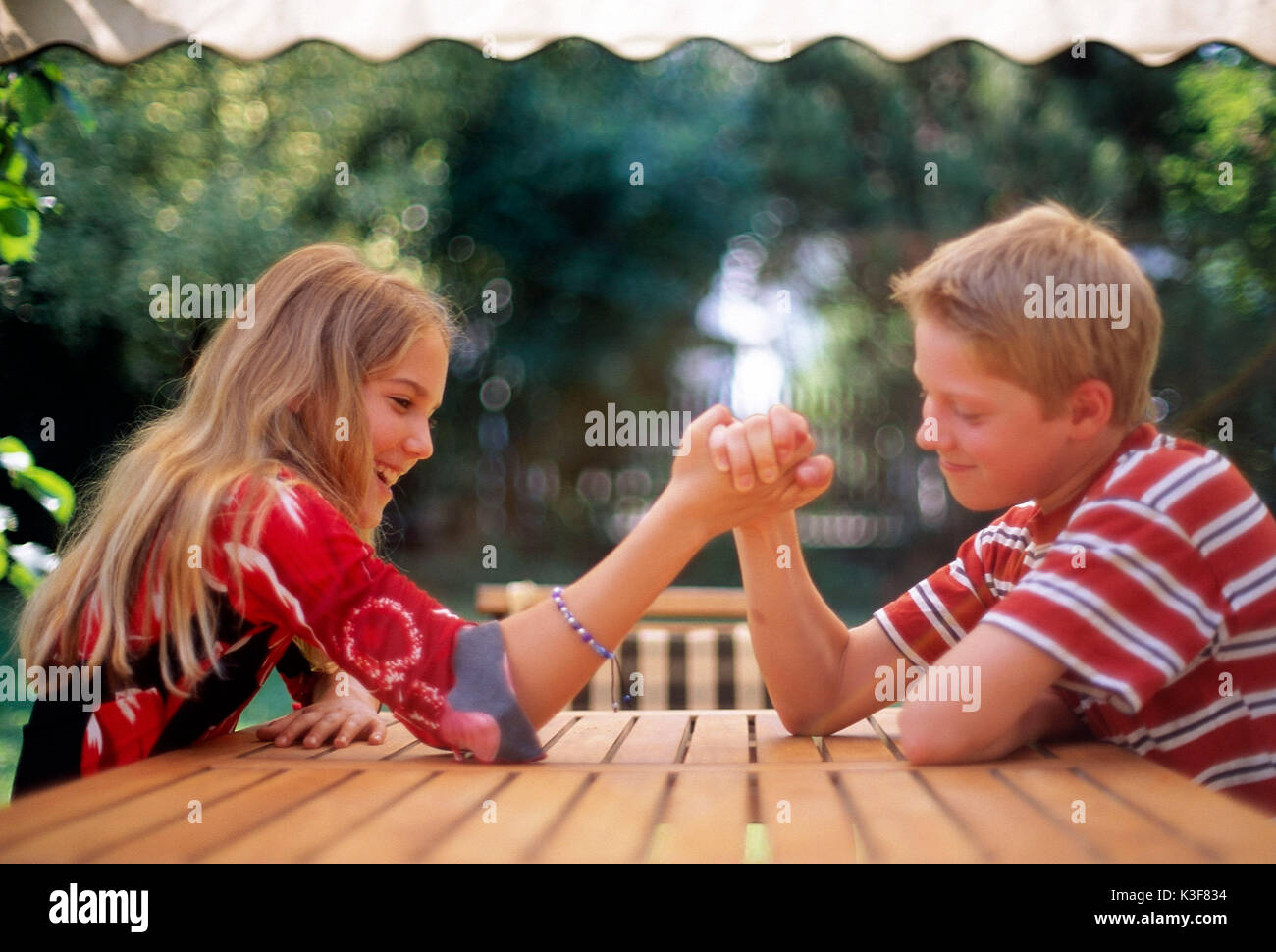Un ragazzo e una ragazza all'Indian wrestling Foto Stock
