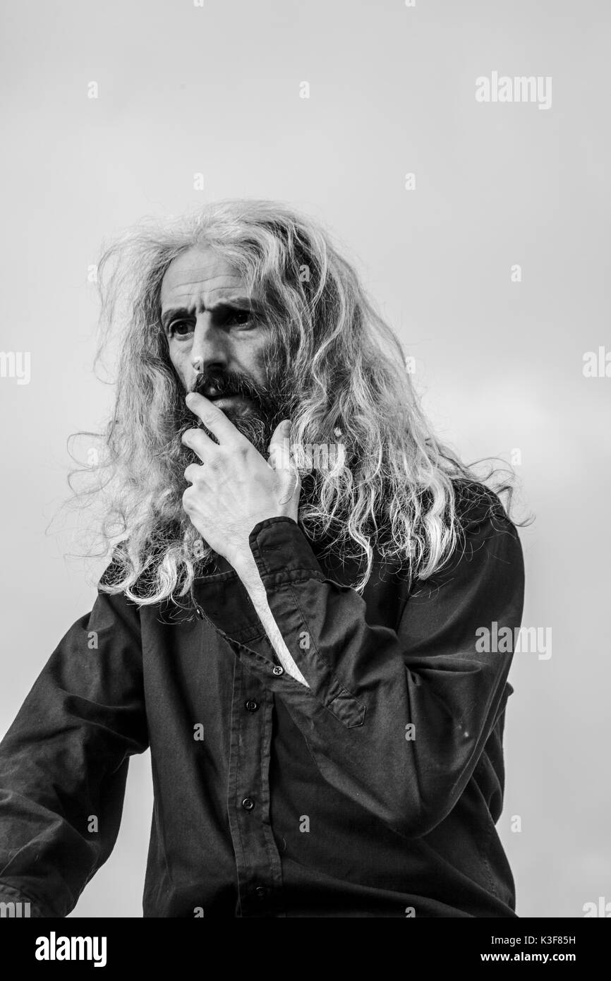 Ritratto di contemplativo uomo medio-Adulto con barba e capelli lunghi Foto Stock