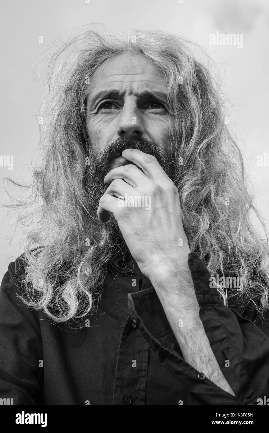 Ritratto dell'uomo contemplativo medio-adulto con barba e capelli lunghi 2 Foto Stock