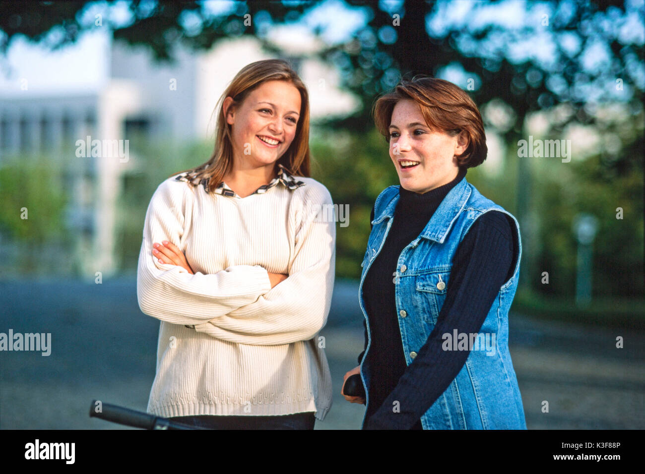 Due giovani donne parlare Foto Stock