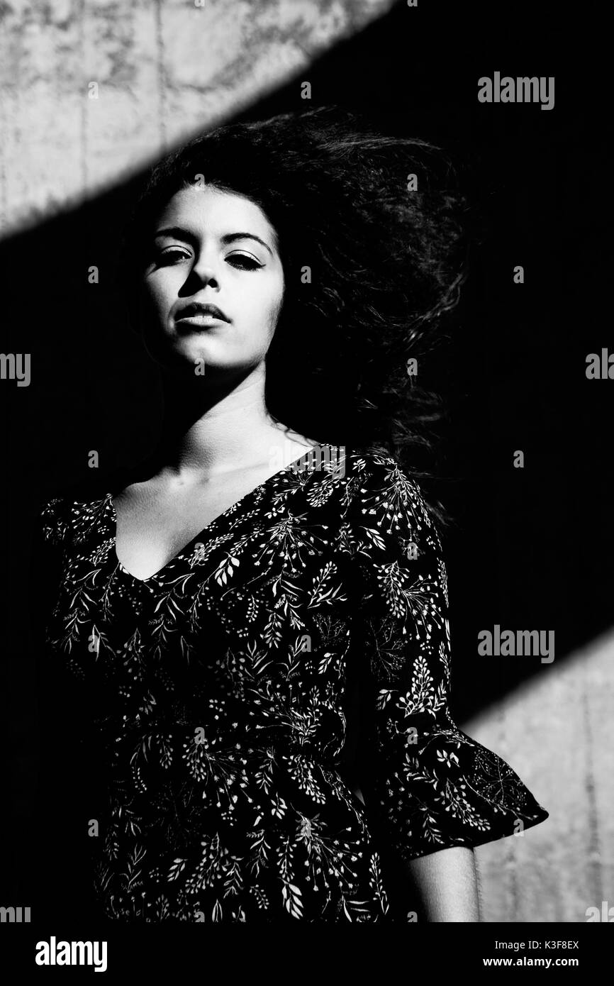 Vita-Up Ritratto di giovane donna adulta in abito a stampa Foto Stock