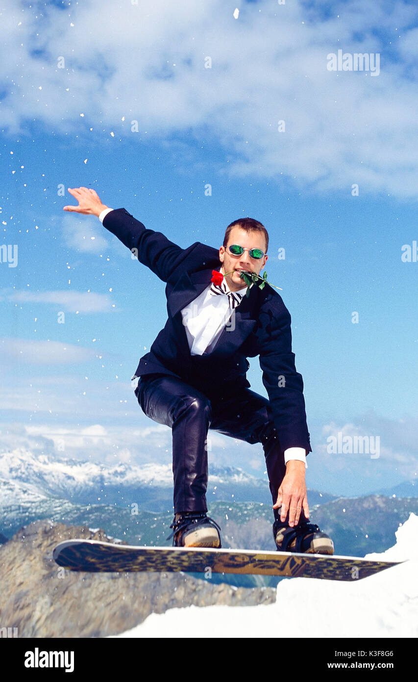 Snowboarder in un abito nero con rose Foto Stock