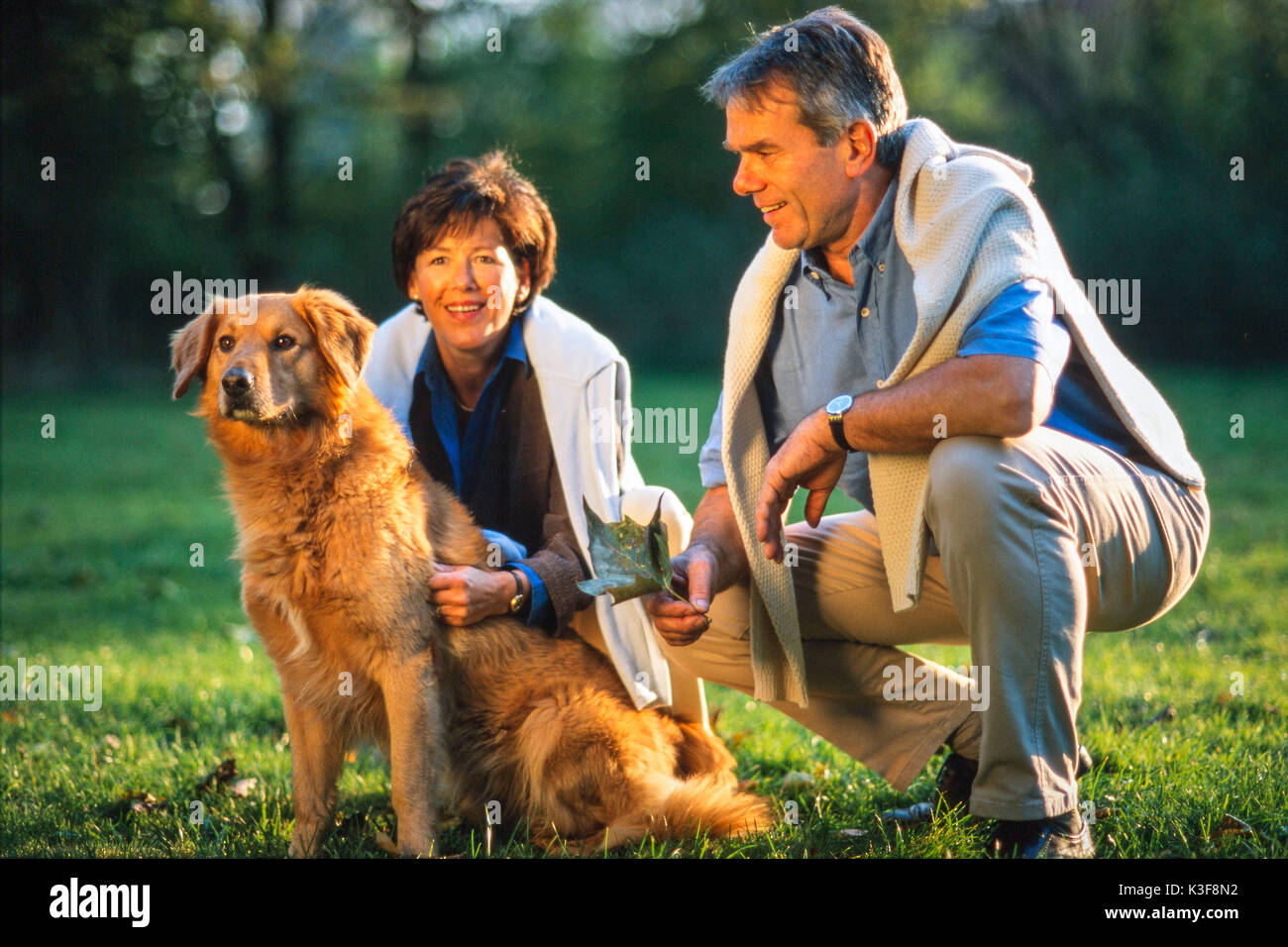 Coppia di anziani con il cane al parco Foto Stock