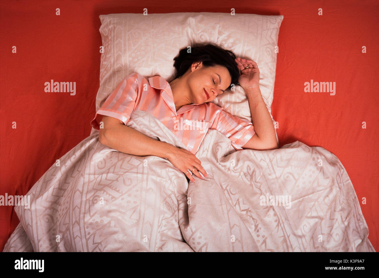 La donna addormentata nel letto Foto Stock