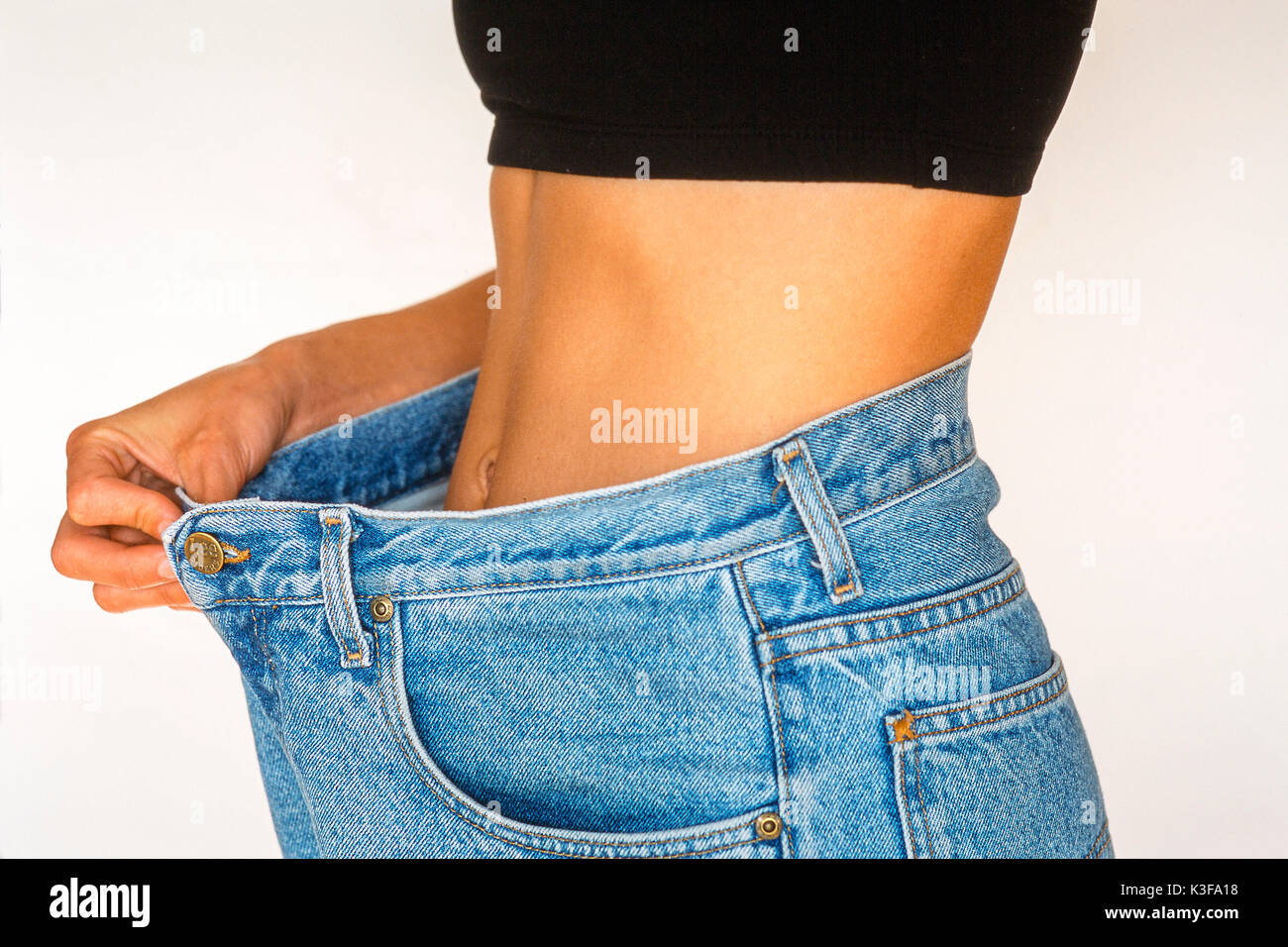 Donna i pantaloni sono troppo ampia dopo una dieta Foto Stock