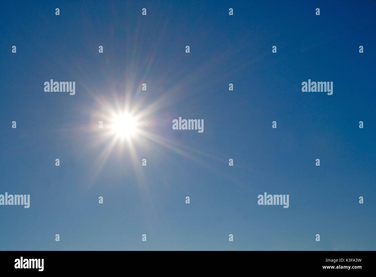 Il sole nel cielo blu Foto Stock