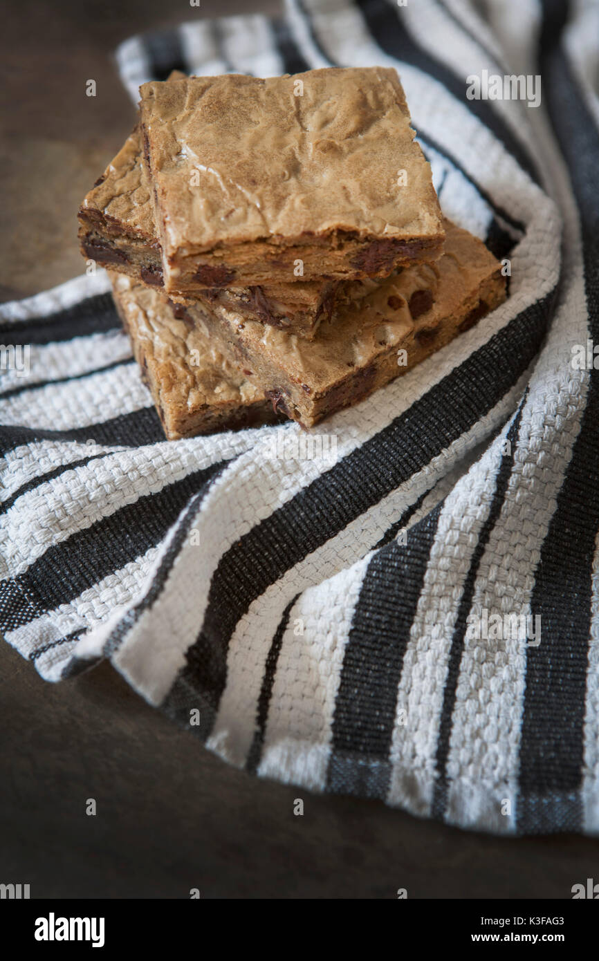 Brownie al cioccolato impilati sul panno assorbente Foto Stock