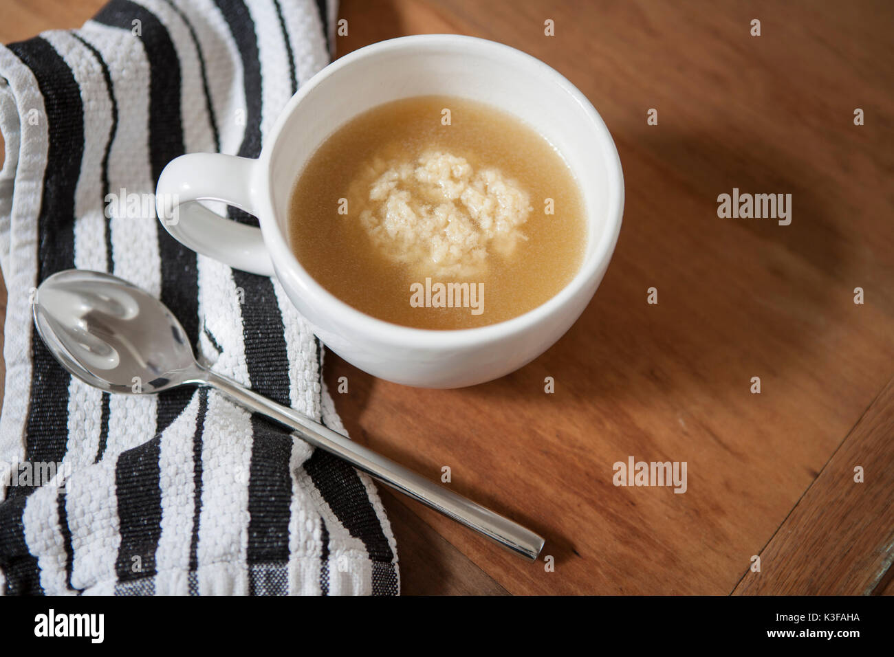 Angolo di Alta Vista della tazza di Matzah zuppa a sfera Foto Stock