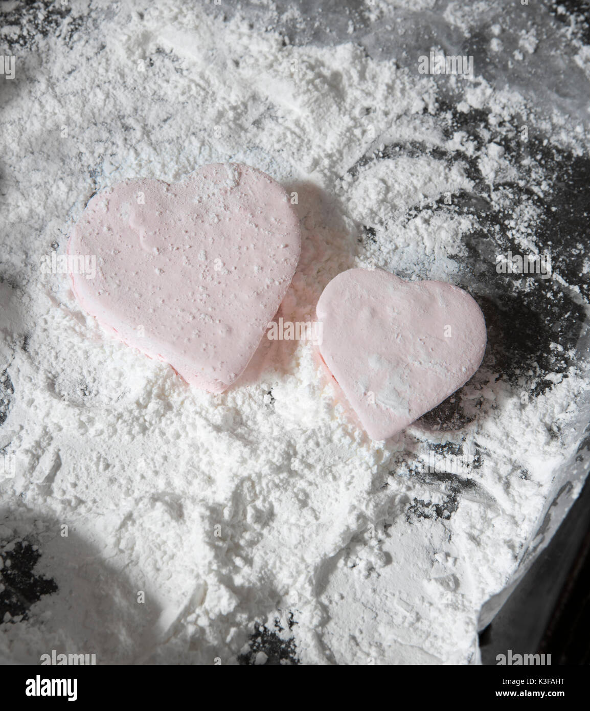 Due cuore Marshmallows in zucchero a velo Foto Stock