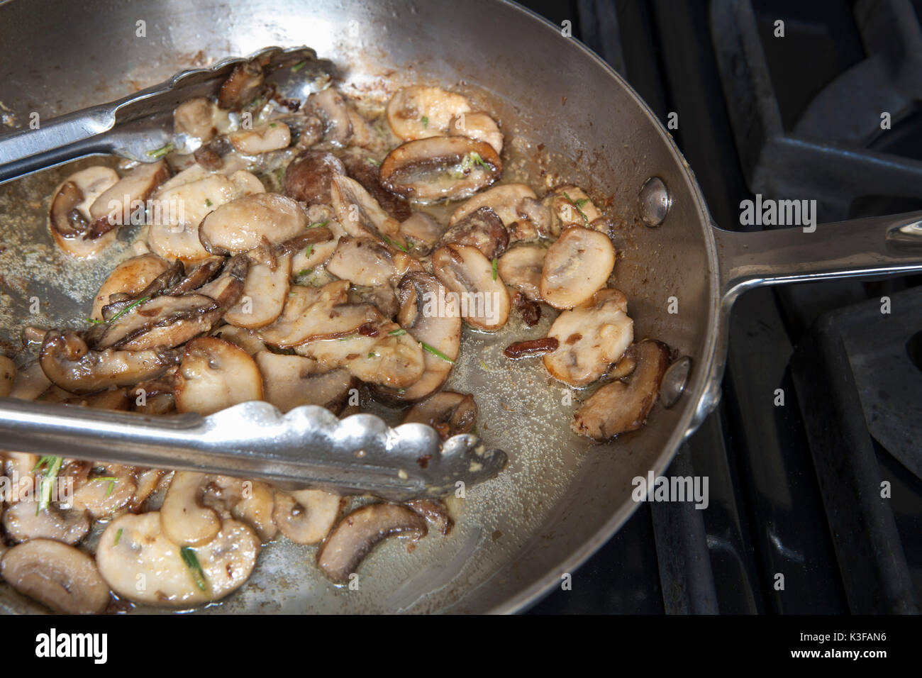 Funghi saltati in Pan Foto Stock