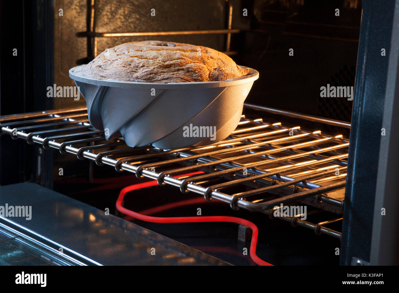La vaniglia Bundt Cake cottura in forno Foto Stock