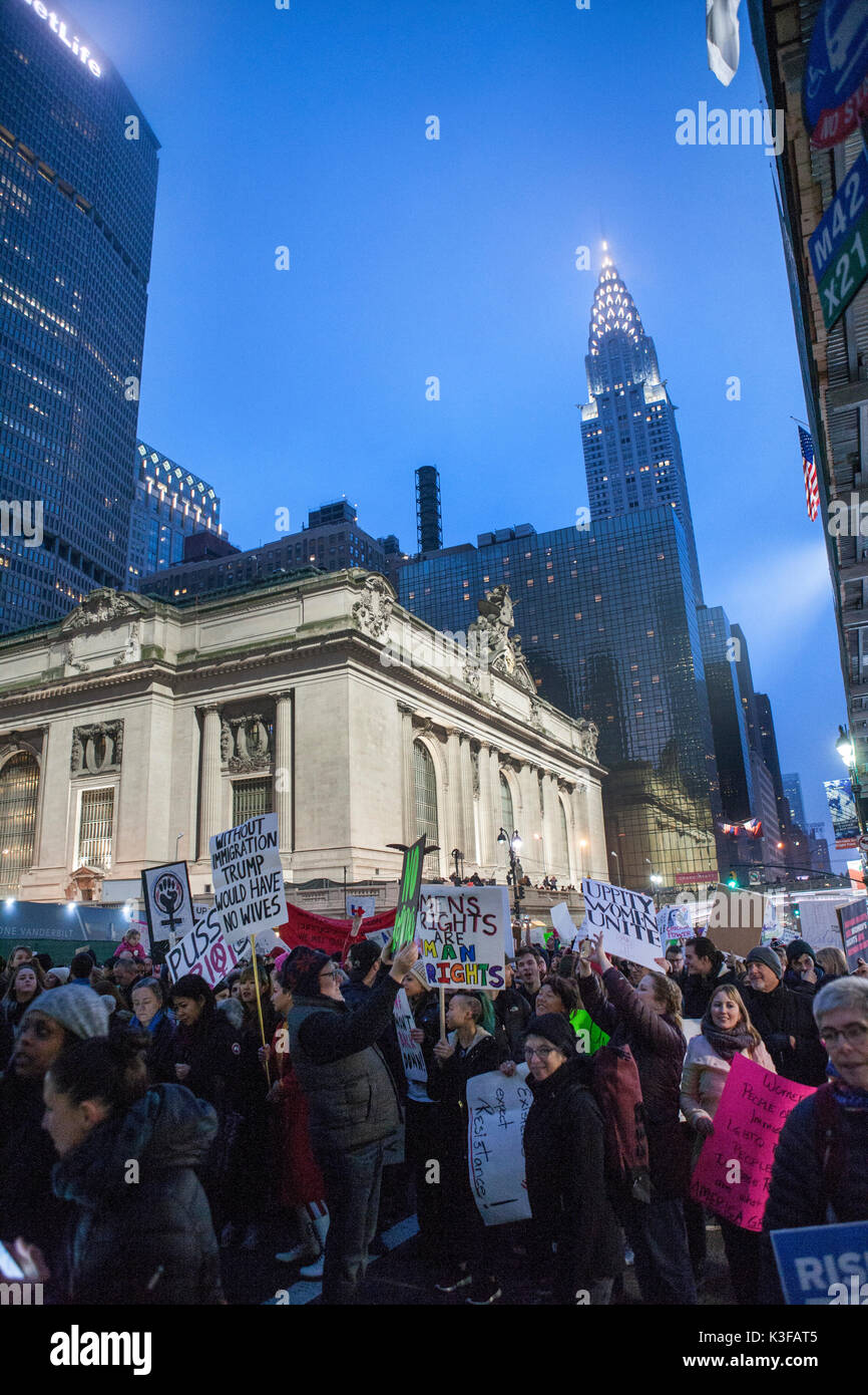 Manifestanti con segni vicino al Grand Central Terminal durante le donne di marzo, New York New York, Stati Uniti d'America, 21 gennaio, 2017 Foto Stock