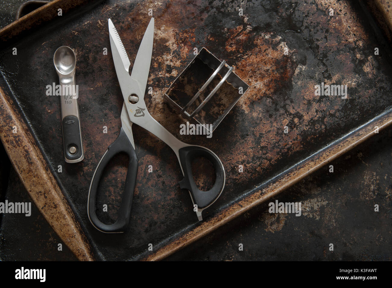 Vassoio da forno con le forbici, Quadrato fresa e misurino Foto Stock