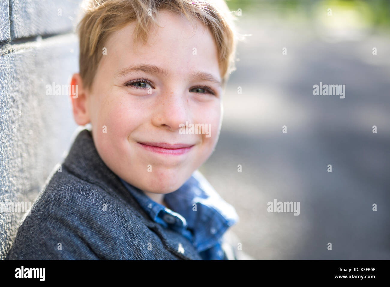 Pre teen boy a scuola Foto Stock