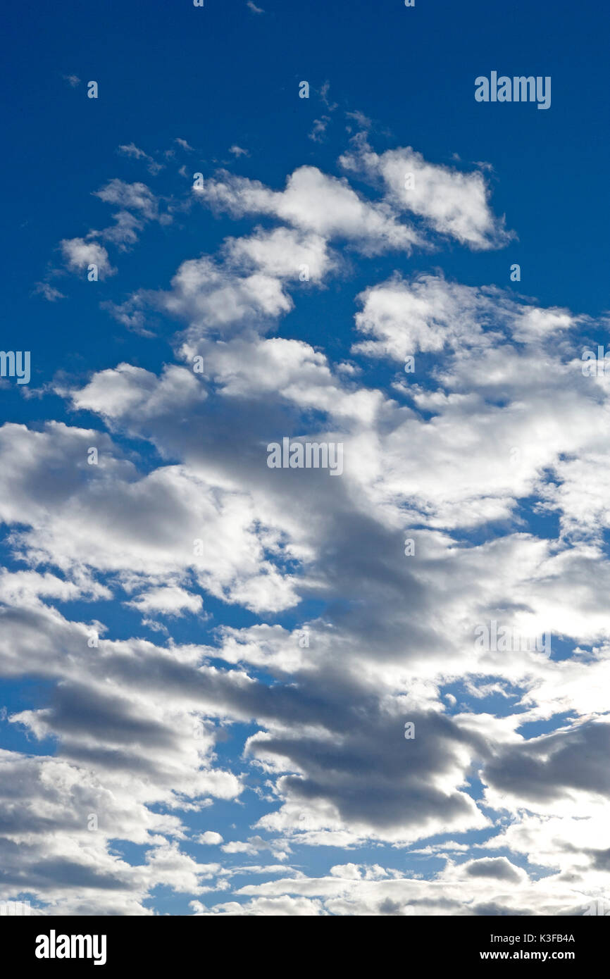 Cielo blu con nuvole bianche Foto Stock