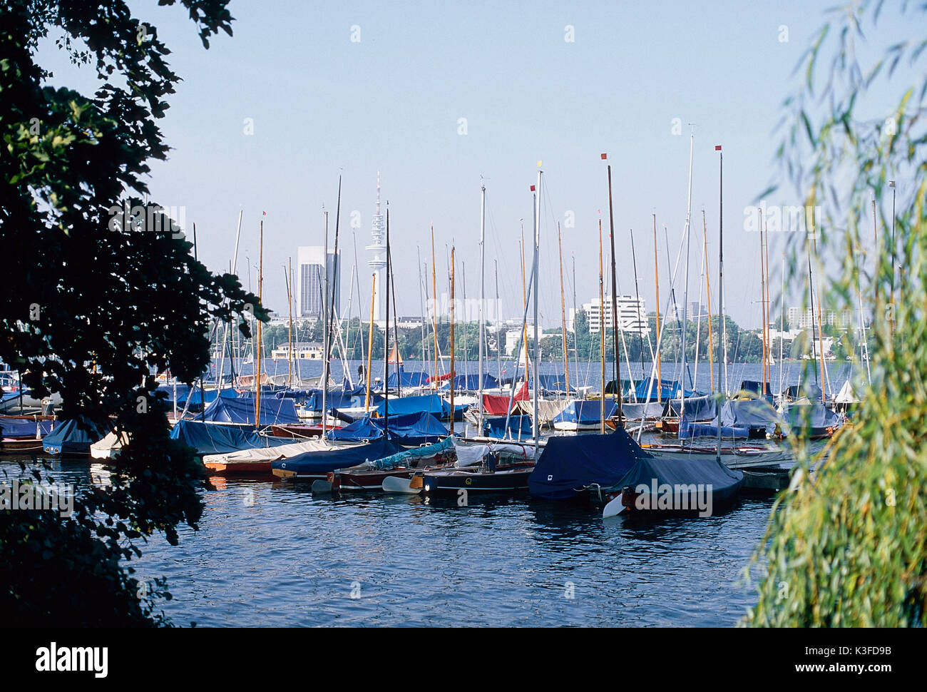 Barche a vela sul lato esterno lago Alster, Amburgo Foto Stock