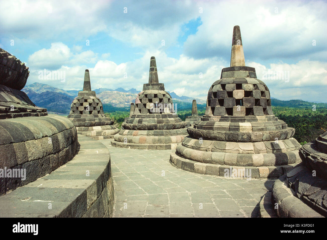 Gli stupa sul complesso del tempio di Borobodur, Java, Indonesia Foto Stock