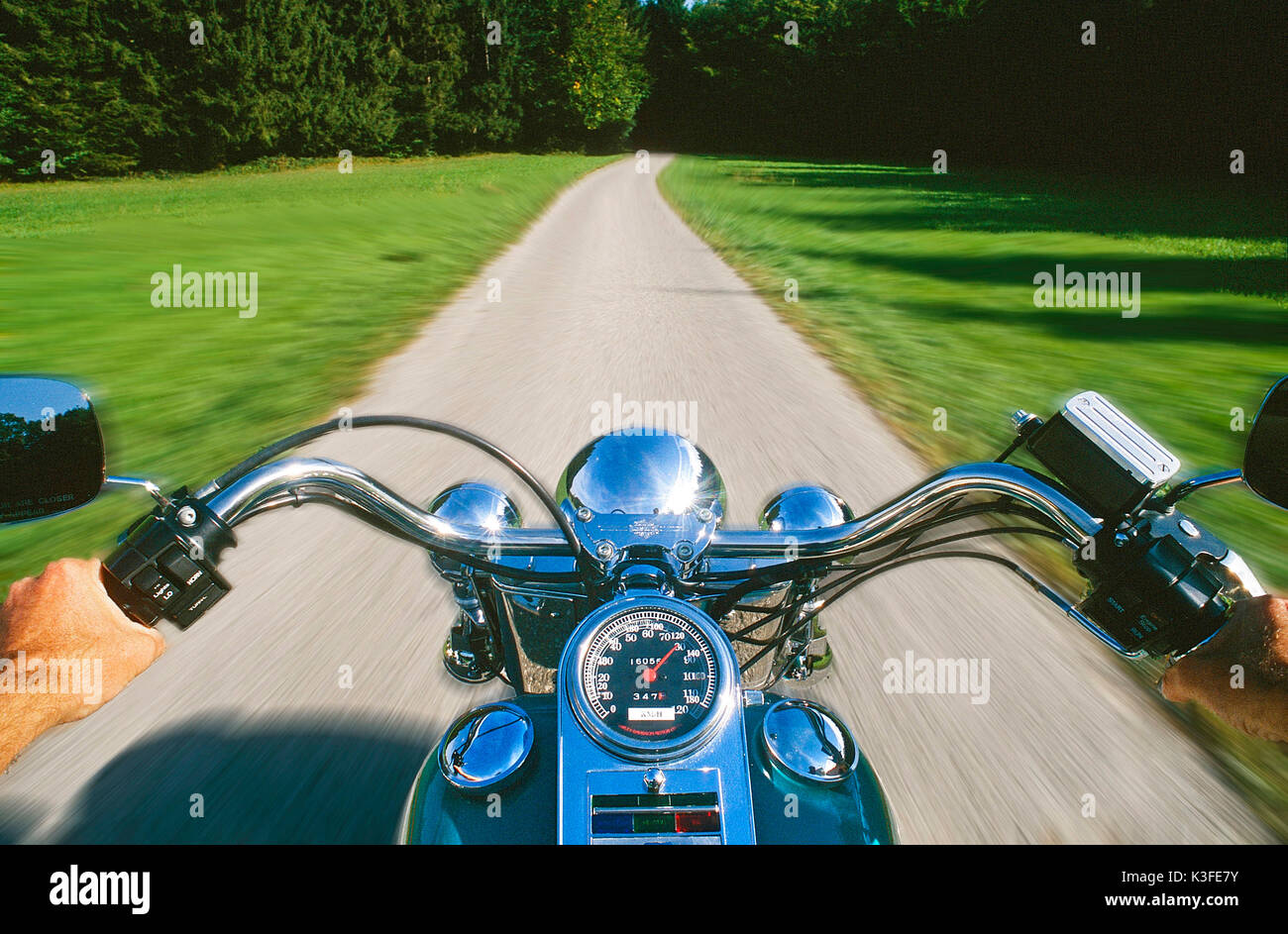 Guida di una motocicletta dall'angolo di visuale del conducente Foto Stock