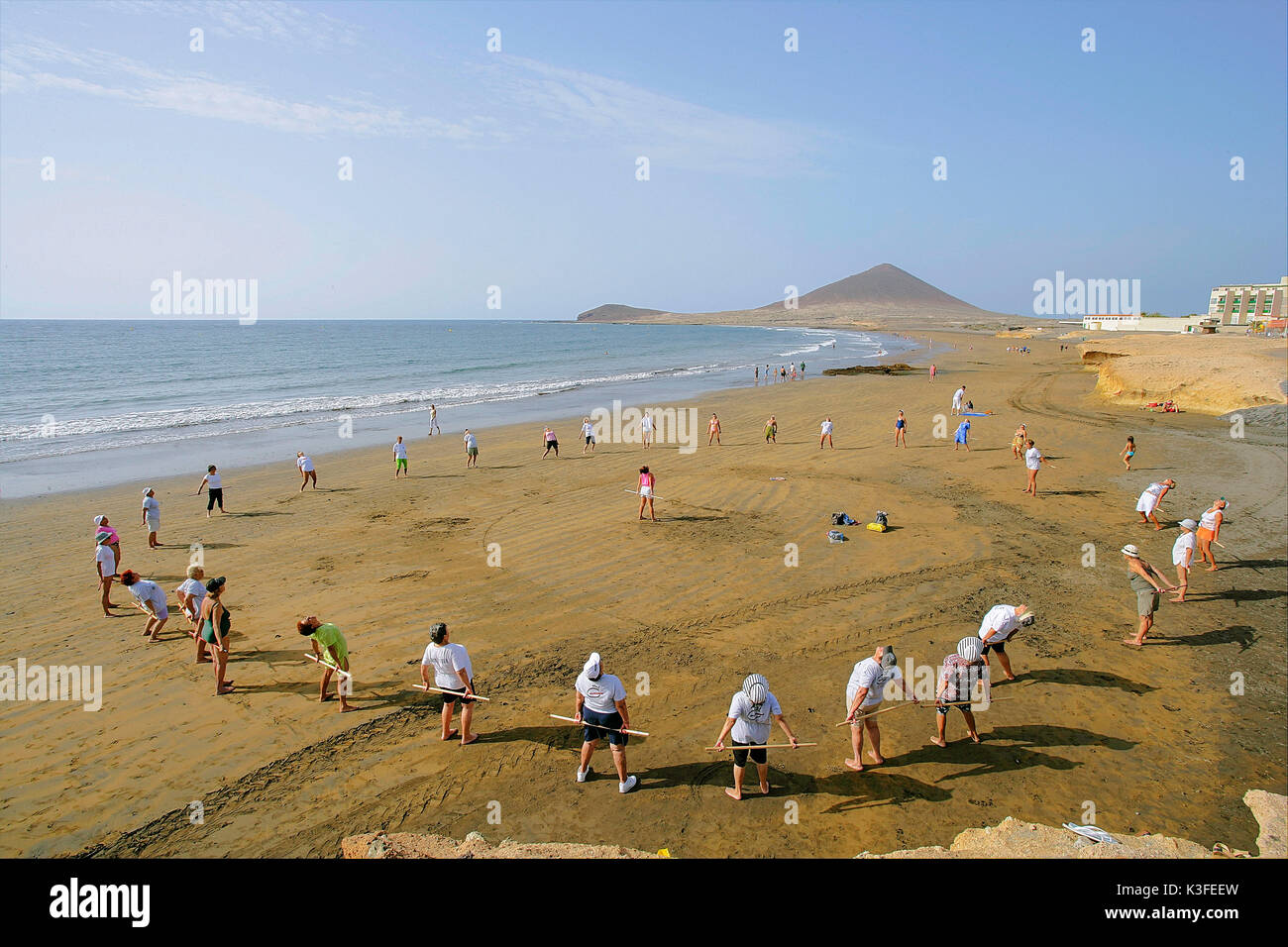 I cittadini anziani fare ginnastica in spiaggia Foto Stock