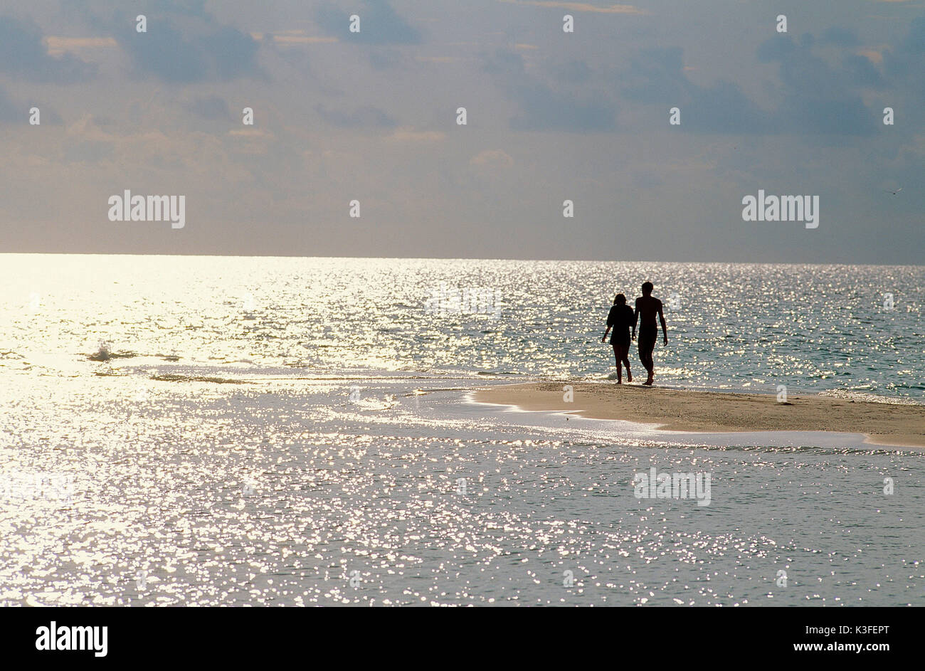 Giovane passa per una passeggiata in spiaggia Foto Stock