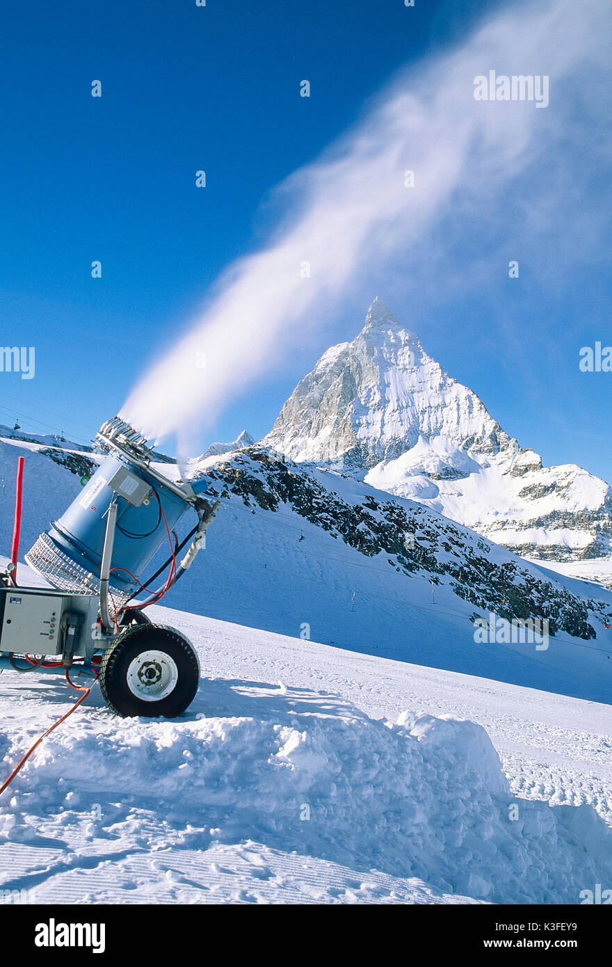Neve cannoni in Zermatt area sciistica vicino Monte Cervino Foto Stock