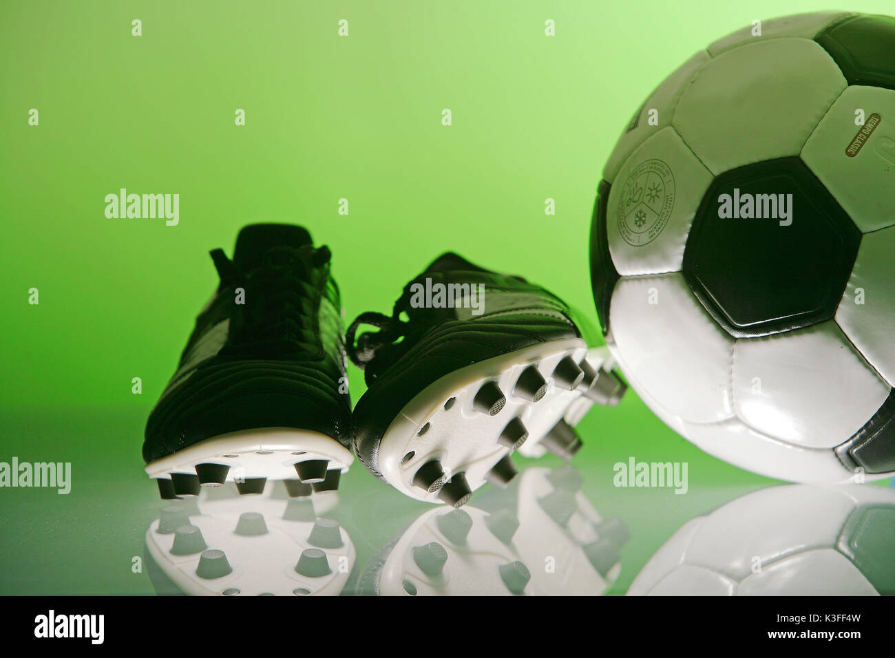 Calcio e scarpe da calcio Foto Stock