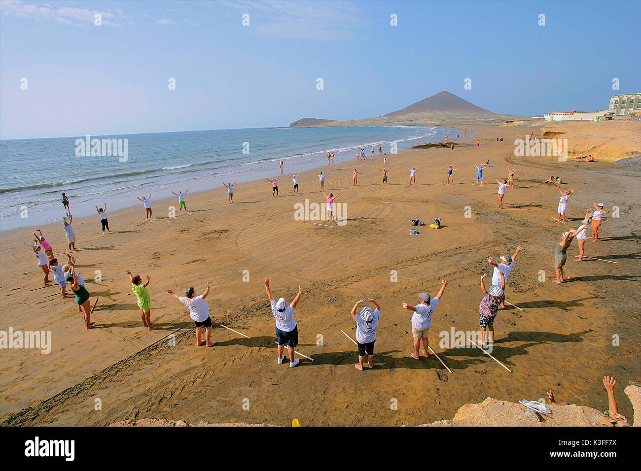 I cittadini anziani fare ginnastica in spiaggia Foto Stock