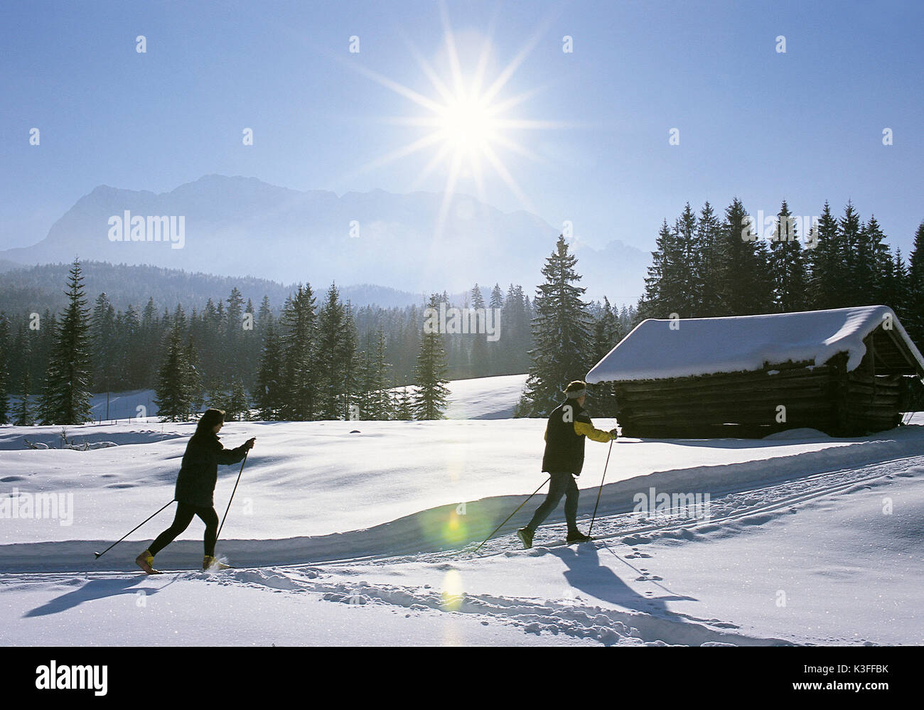 Cross-country sciatore su cross-country trail vicino Elmau, Alta Baviera Foto Stock
