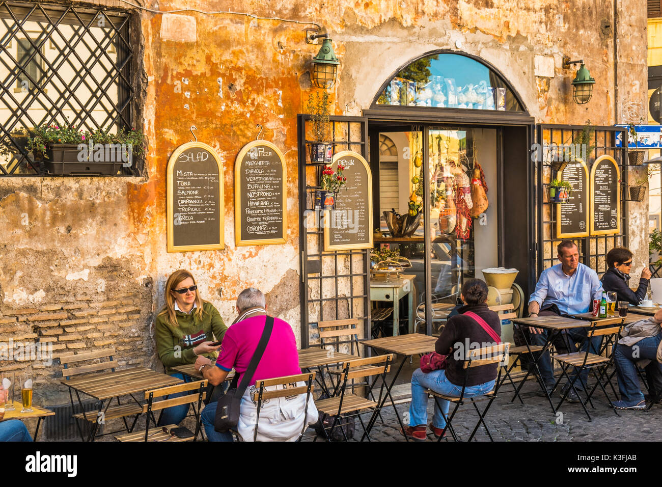 I turisti per una pausa in un bar nel centro storico della città, centro storico, Foto Stock