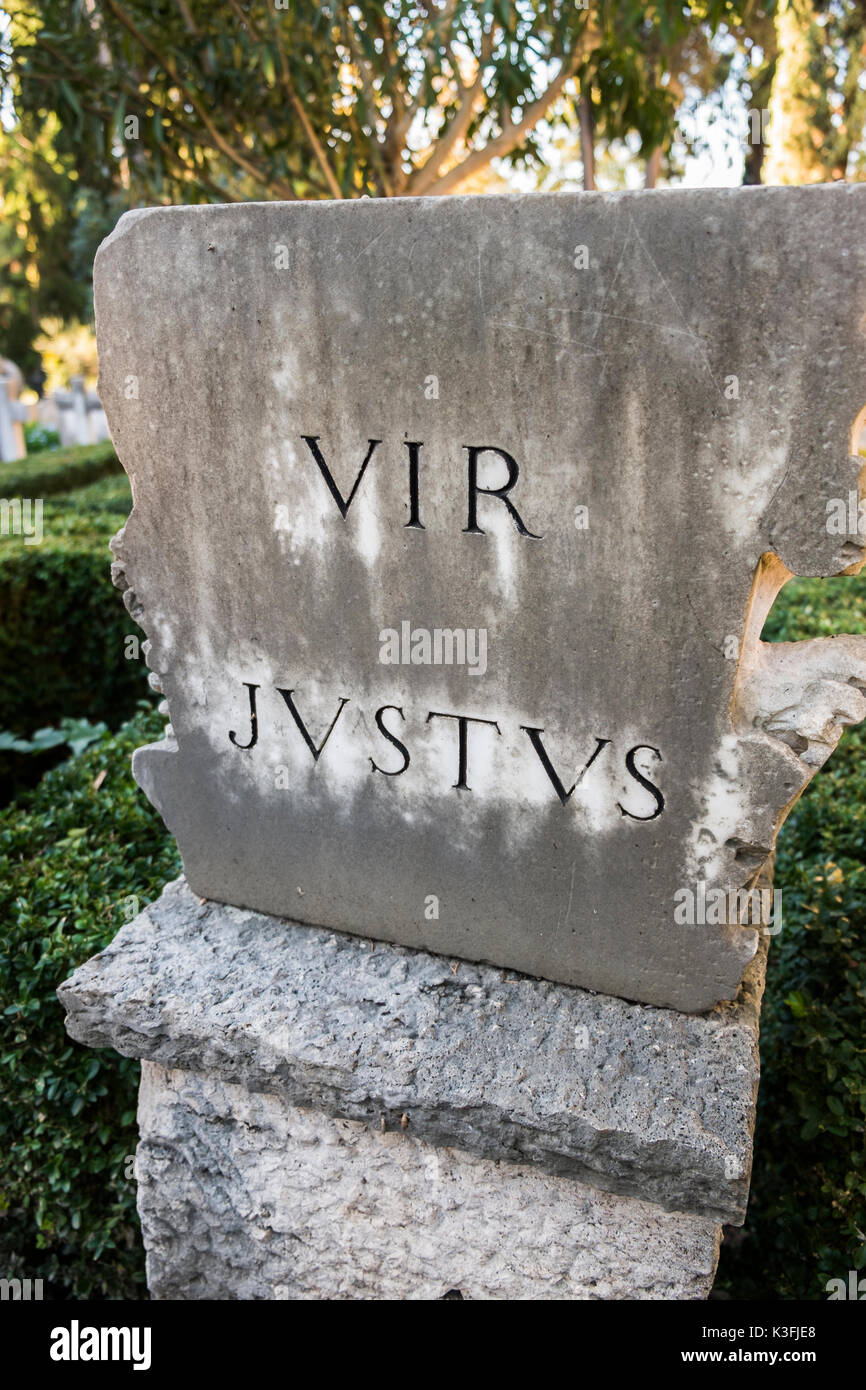 Vir justus, lapide al cimitero protestante, cimiterio acattolico Foto Stock