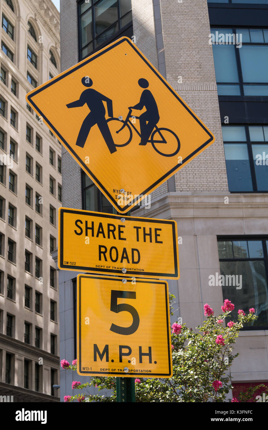 "La lepre la strada' 5 miglio all'ora limite di velocità segno, NYC, STATI UNITI D'AMERICA Foto Stock