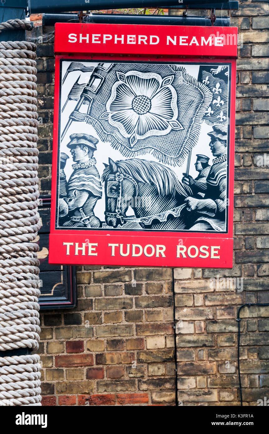 Il pub segno per il Tudor Rose public house a Upnor nel Kent. Foto Stock