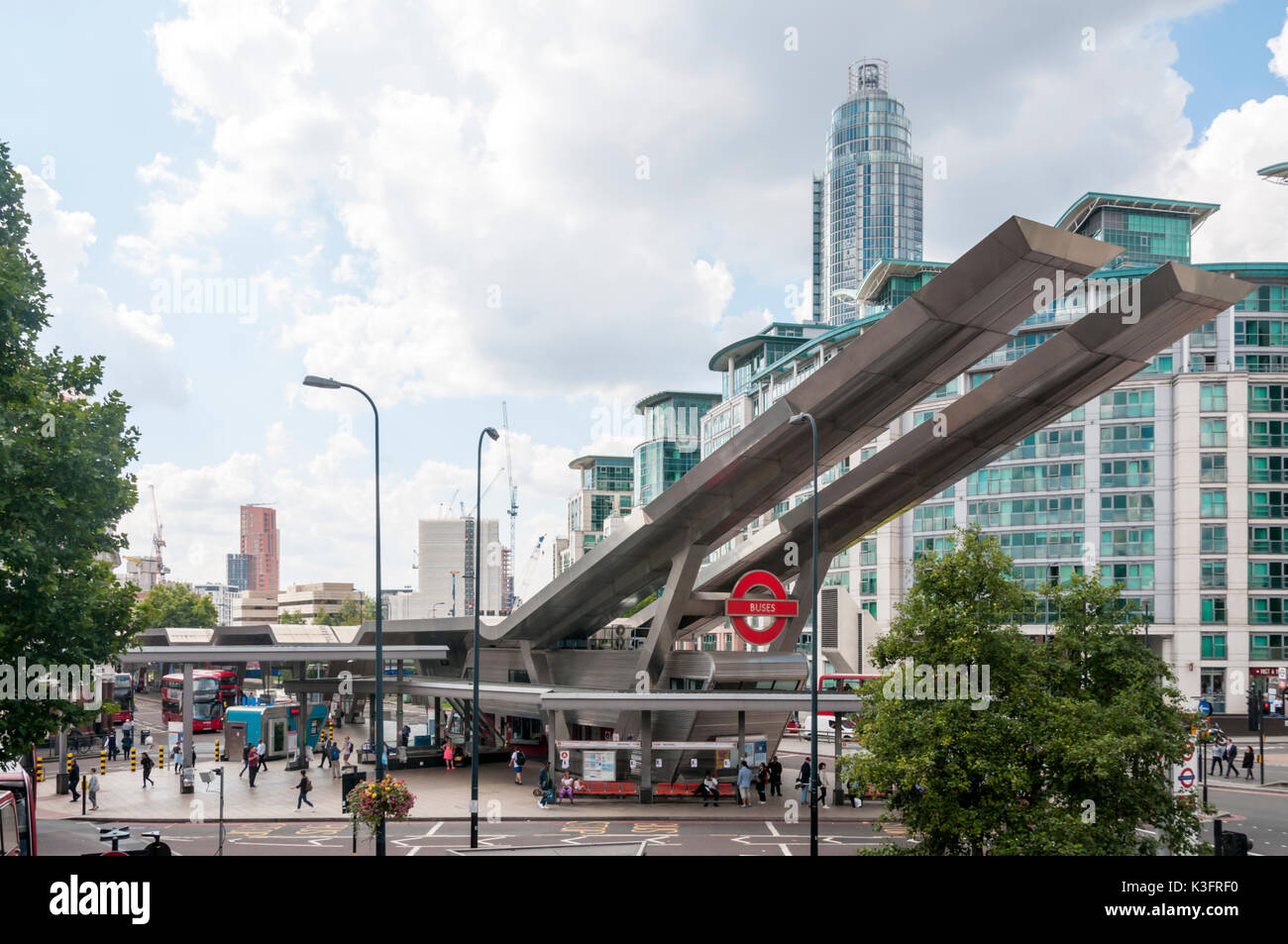 Vauxhall alla stazione degli autobus e la Vauxhall Cross Transport Interchange - metropolitana, autobus e collegamenti ferroviari. Progettato da Arup Associates. Foto Stock