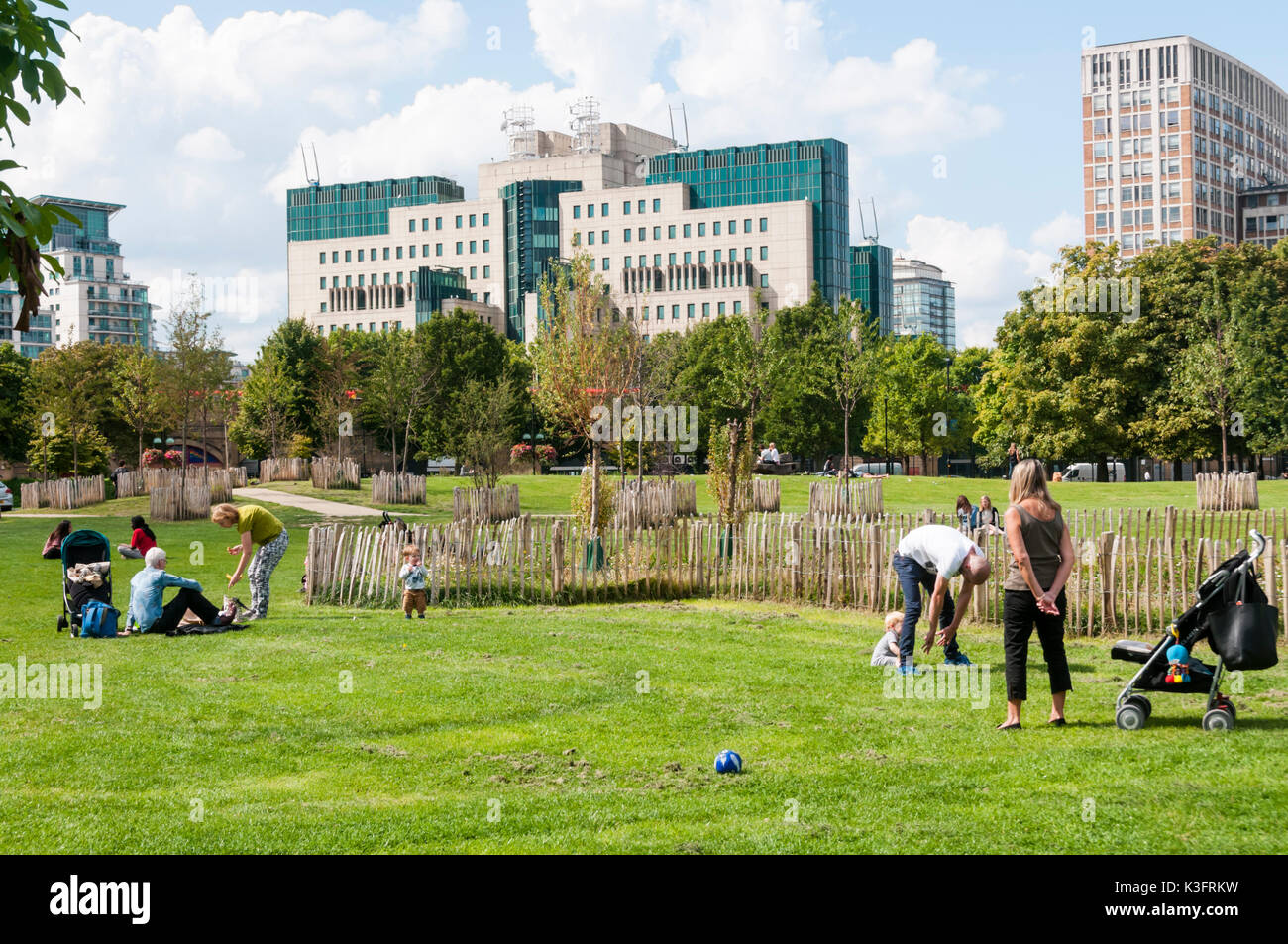 MI6 palazzo visto su Vauxhall Pleasure Gardens open space. Foto Stock