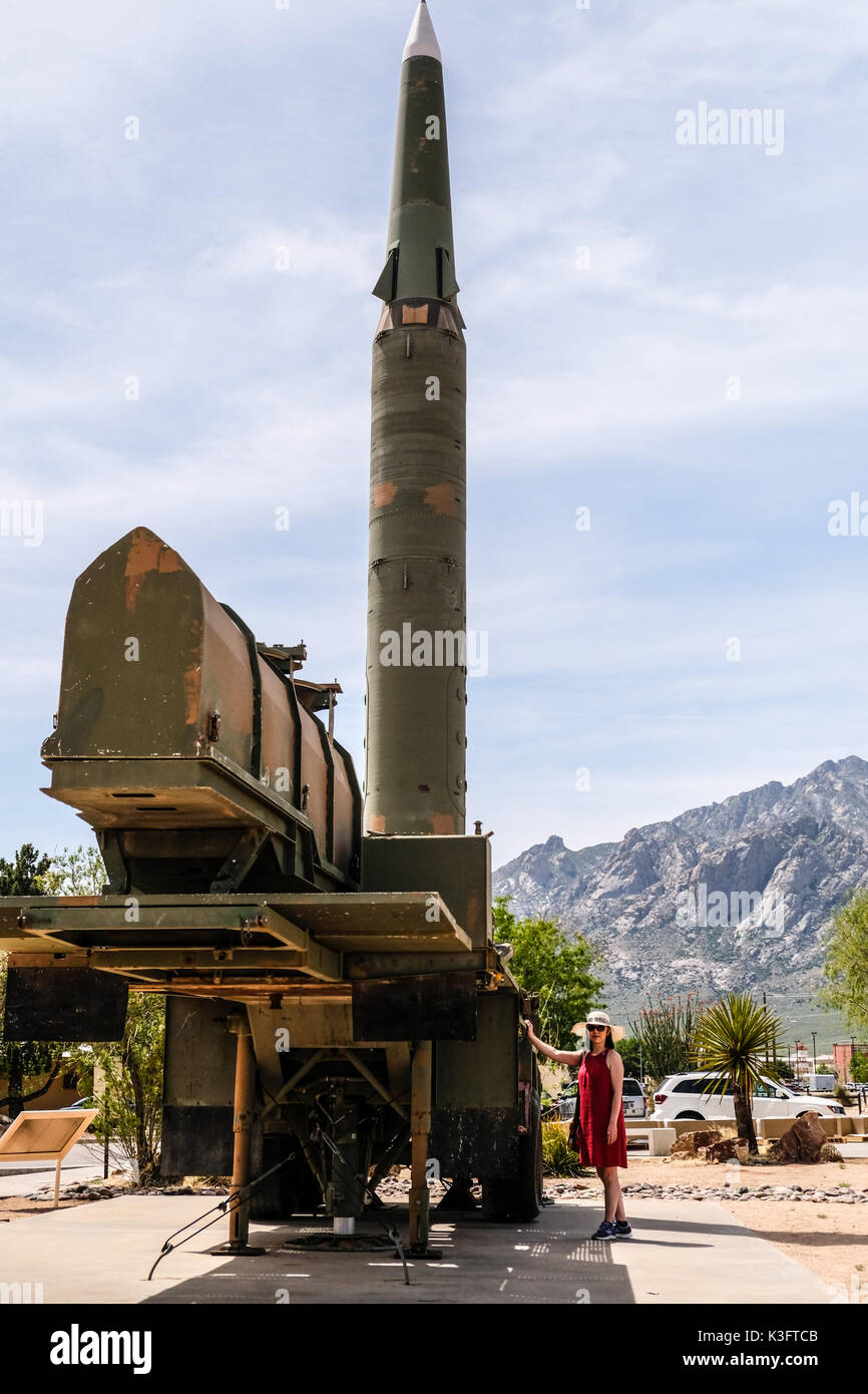 Una donna di distacco da un missile di grandi dimensioni presso il parco di missili a White Sands Missile Range, Nuovo Messico, STATI UNITI D'AMERICA Foto Stock