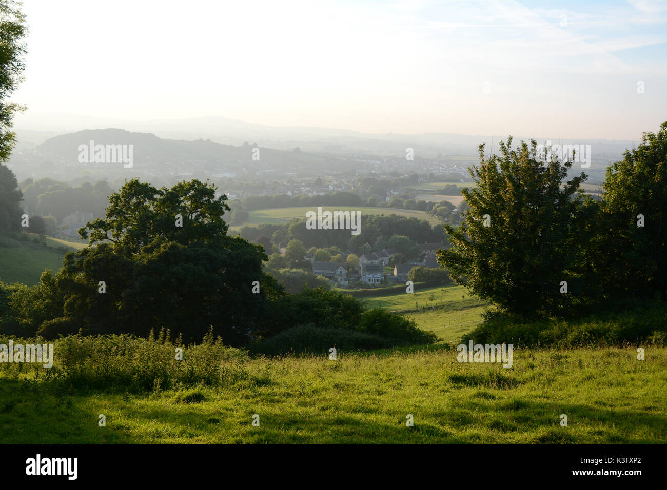 Una vista dalla collina che si affaccia ai bordi della città di bridport, nel Dorset, nel Regno Unito. Foto Stock