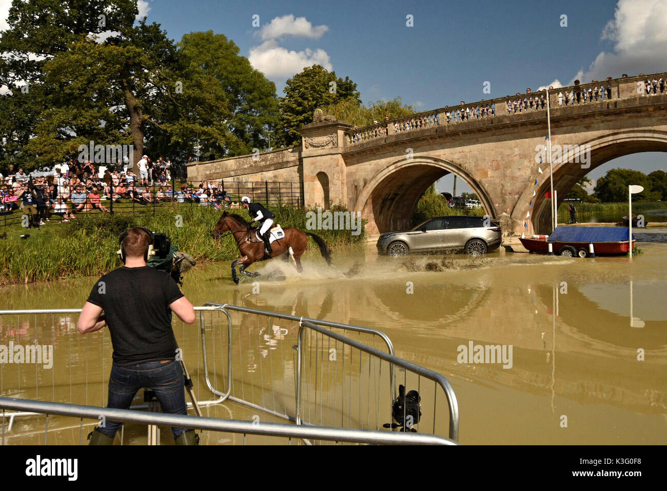 Stamford, Regno Unito. Il 2 settembre, 2017. Giorno due dell'Olimpico annuale a livello di evento equestre cross country con piloti concorrenti provenienti da Regno Unito, Europa e il resto del globo in Land Rover di tre giorni che si tiene nella motivazione di un grand cinquecentesco country house. © Clifford Norton/Alamy Live News Foto Stock