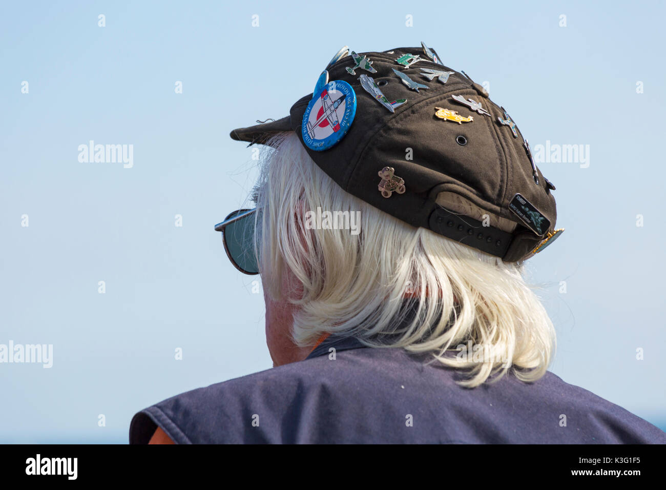 Bournemouth, Regno Unito. 2 settembre 2017. Il terzo giorno del decimo anniversario del Bournemouth Air Festival con oltre 500,000 attesi oggi con il caldo sole. Appassionati di aerei! Badge smaltati di vari aerei e velivoli su cappello. Credit: Carolyn Jenkins/Alamy Live News Foto Stock