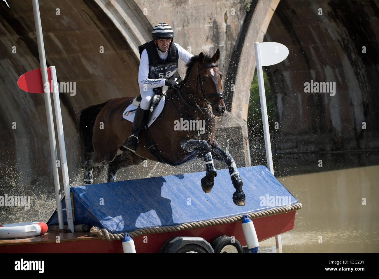 Stamford Lincs, Regno Unito. 02Sep, 2017. Alan Nolan a cavallo di bronzo al volo landrover Burghley Horse Trials cross country evento su 02/09/2017 di credito Brownley Steve / Alamy news live Credito: Steve Brownley/Alamy Live News Foto Stock