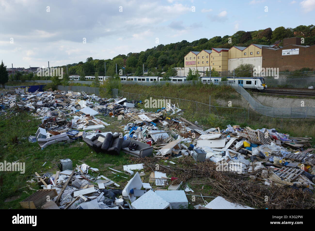 Luton, Bedfordshire Regno Unito. Il 2 settembre 2017. Inquinamento Ambientale, volare il ribaltamento su vasta scala nel cuore di Luton tra Pondwicks Road e Luton-Dunstable Blindosbarra. L'occhio mal è chiaramente visibile da Crawley Green Road Bridge a Luton. Prodotti chimici industriali e rifiuti domestici può causare il rischio di inquinamento ambientale in quanto il fiume Lea scorre sotto il suolo in prossimità di questo sito a Luton, Bedfordshire, Inghilterra, Regno Unito. Foto Stock Luton, Bedfordshire Regno Unito. Il 2 settembre 2017. Inquinamento Ambientale, volare il ribaltamento su vasta scala nel cuore di Luton tra Pondwicks Road e Luton-Dunstable Blindosbarra. L'occhio mal è chiaramente visibile da Crawley Green Road Bridge a Luton. Prodotti chimici industriali e rifiuti domestici può causare il rischio di inquinamento ambientale in quanto il fiume Lea scorre sotto il suolo in prossimità di questo sito a Luton, Bedfordshire, Inghilterra, Regno Unito. Foto Stock
